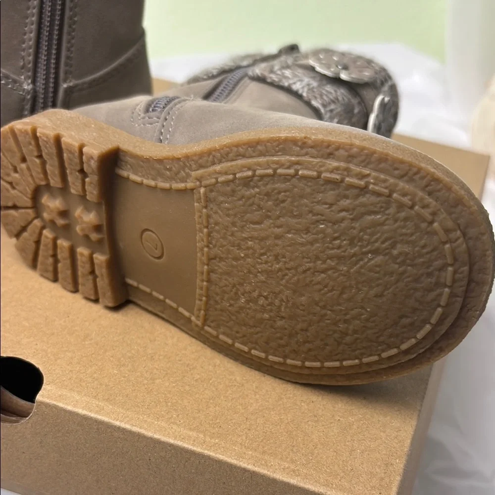 NWT Toddler Stylish Grey Tan Ankle Boots with Knit Cuff Accent Flowers Zipper
